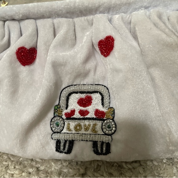 Elegant White Embroidered Clutch with Chain - Picture 4 of 7